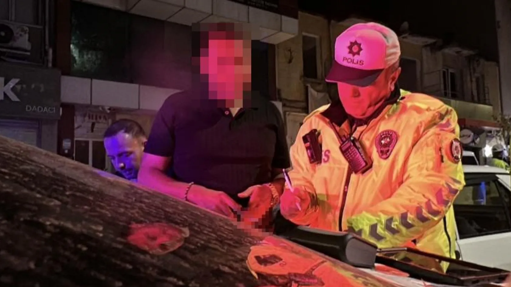 Burdur'da Galatasaray Kutlaması Sonrası Alkollü Sürücü 2 Araca Çarptı, Arkadaşı Yüzüstü Bıraktı