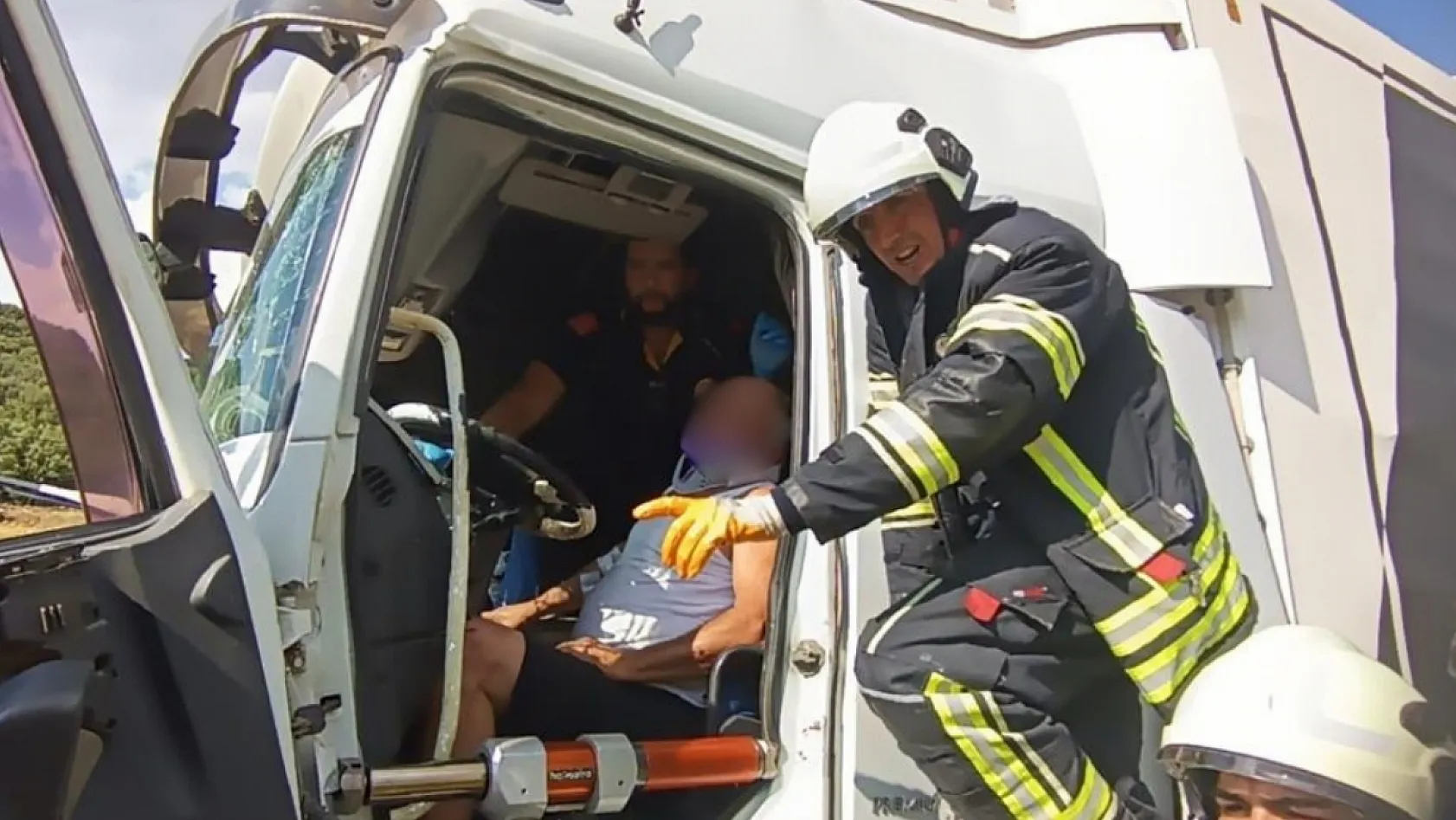 Antalya-Burdur Yolu'nda iki tır çarpıştı, 1 kişi yaralandı
