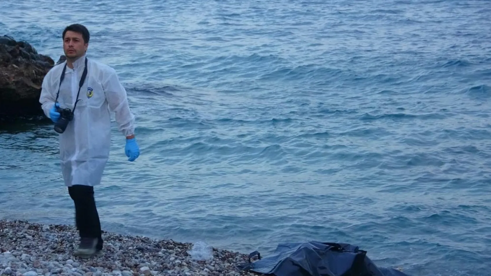 Antalya'da montuyla ayakkabısını çıkarıp kot ve atletle denize giren genç boğuldu