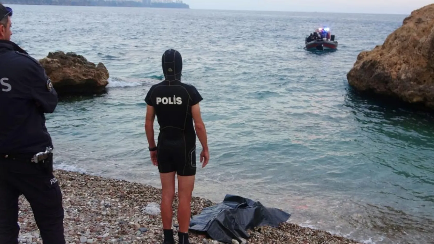 Antalya'da montuyla ayakkabısını çıkarıp kot ve atletle denize giren genç boğuldu