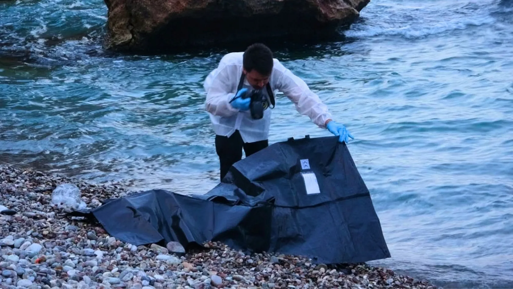 Antalya'da montuyla ayakkabısını çıkarıp kot ve atletle denize giren genç boğuldu