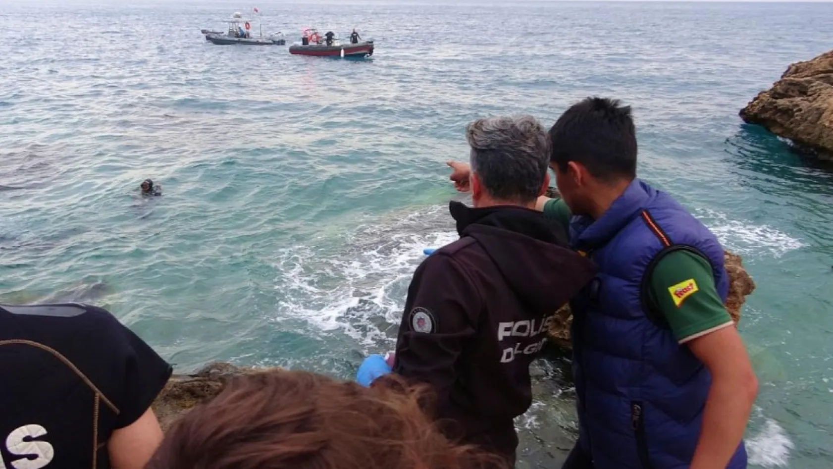 Antalya'da montuyla ayakkabısını çıkarıp kot ve atletle denize giren genç boğuldu