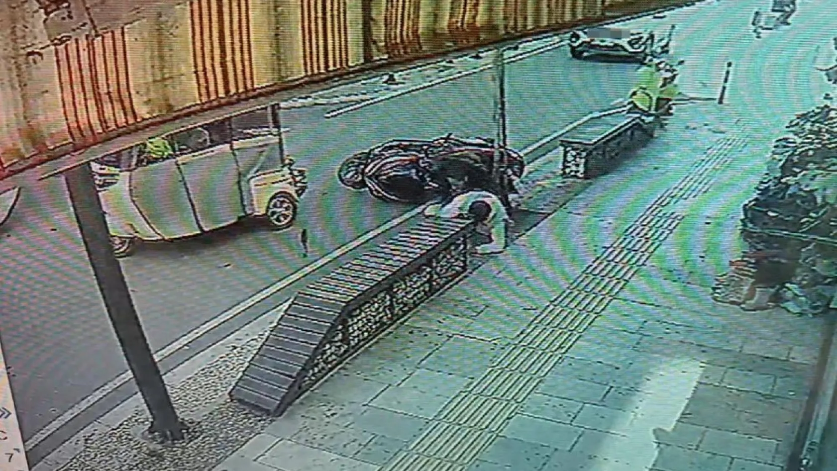 Antalya'da 100 metre arayla motosikletlileri yola savuran iki kaza: 1 yaralı