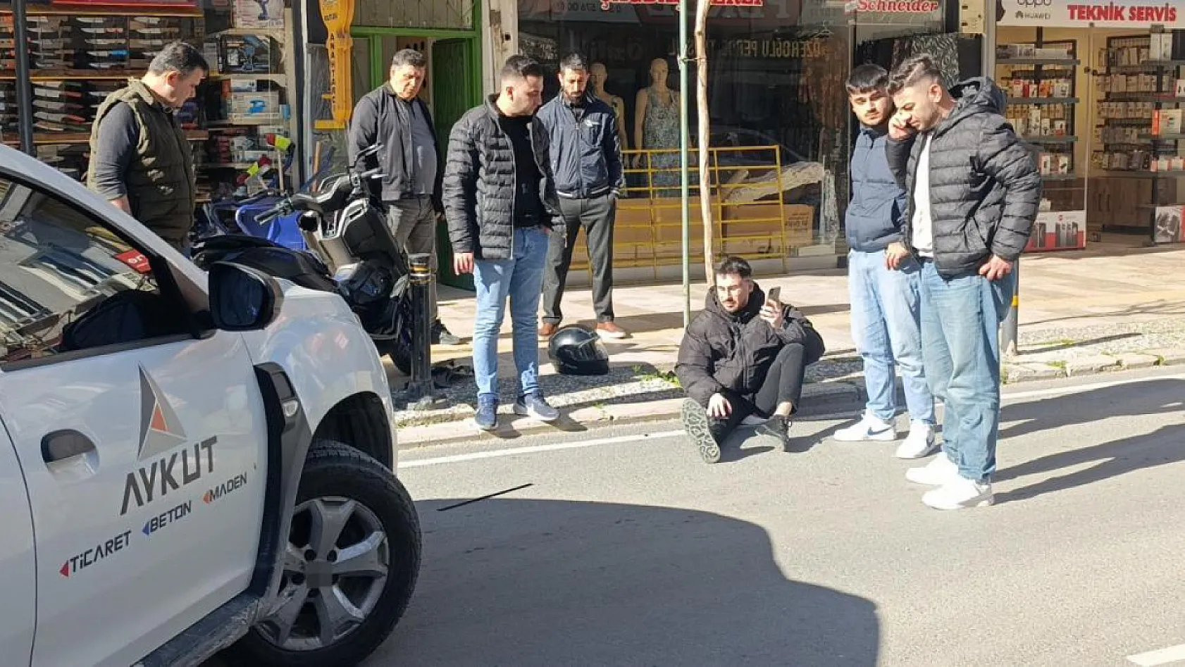 Antalya'da 100 metre arayla motosikletlileri yola savuran iki kaza: 1 yaralı