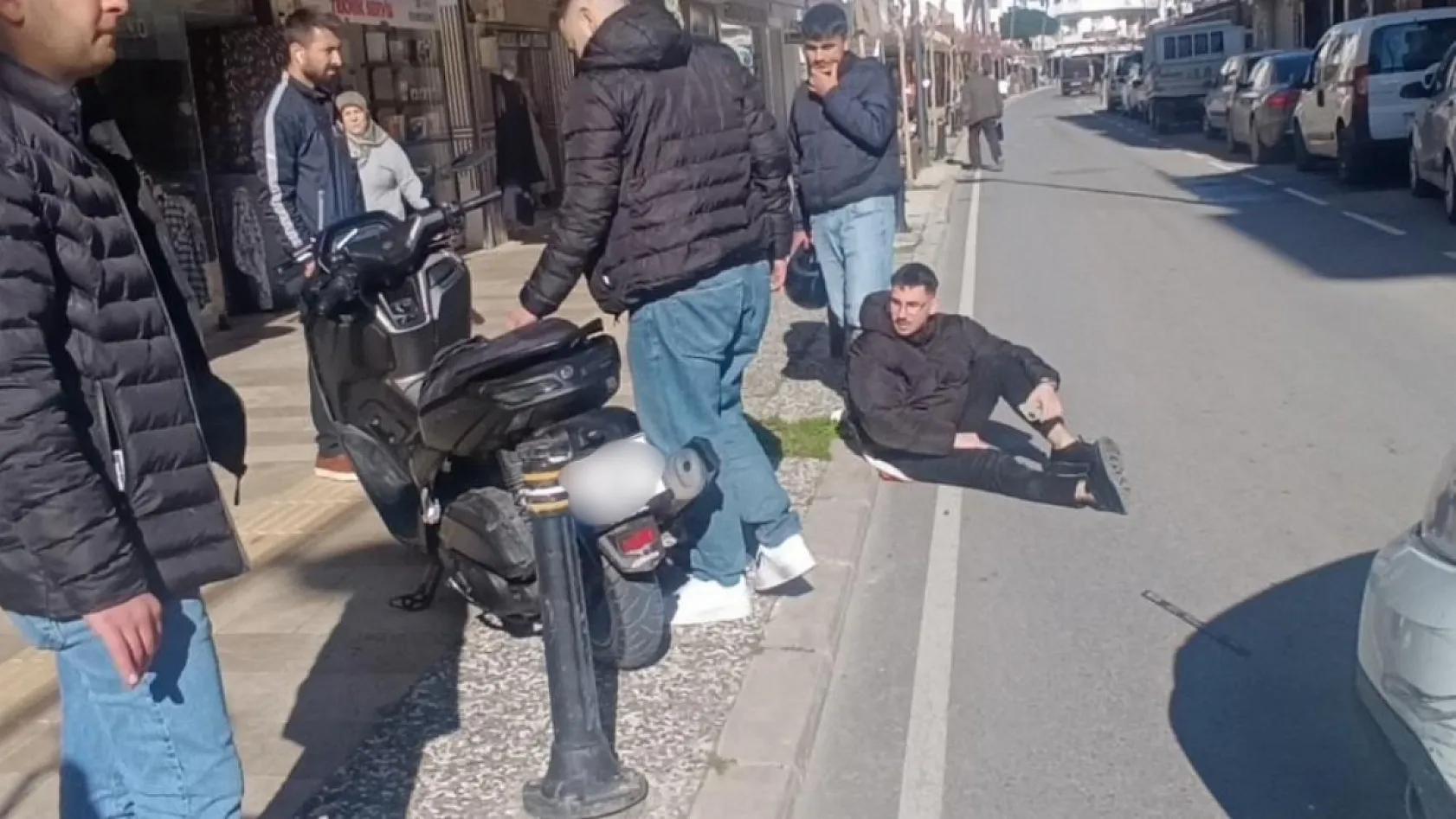 Antalya'da 100 metre arayla motosikletlileri yola savuran iki kaza: 1 yaralı