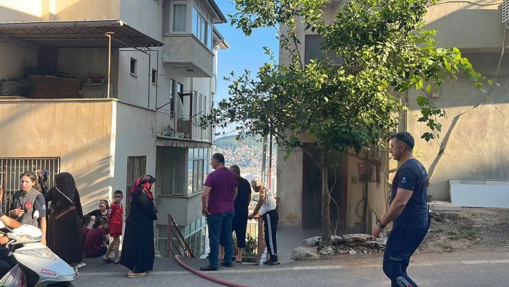 Apartman Yangını: 3 Katlı Binada Korkutan Alevler