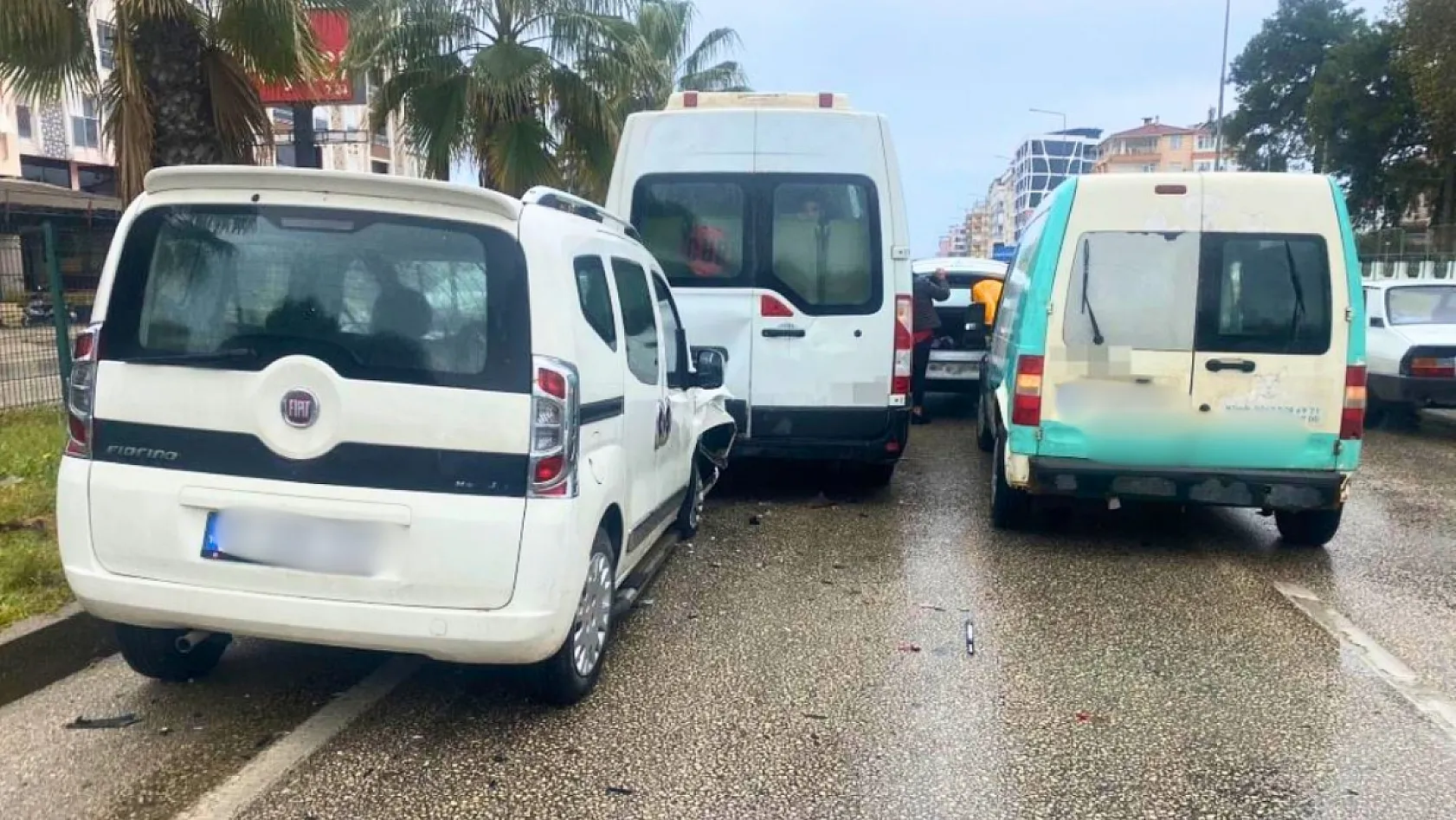 Antalya'da 4 araçlı zincirleme kaza: Araçta sıkışan yolcu itfaiye ekiplerince çıkartıldı
