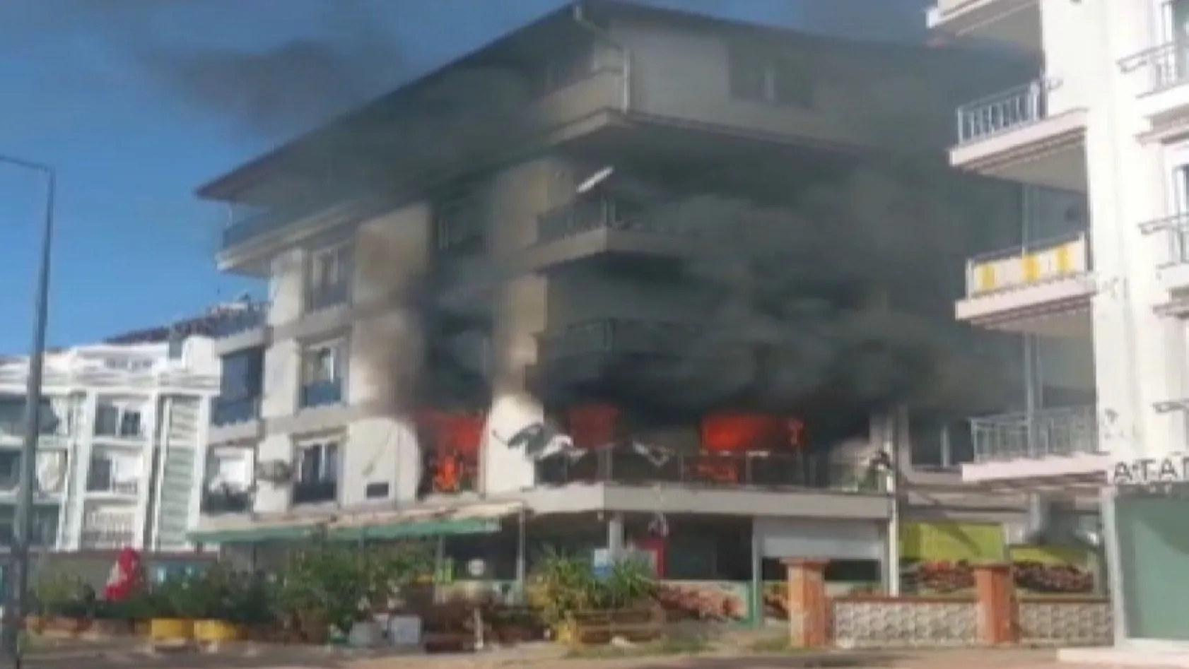 Antalya'da 4 katlı binada yangın paniği: 2'si çocuk 6 kişi dumandan etkilendi