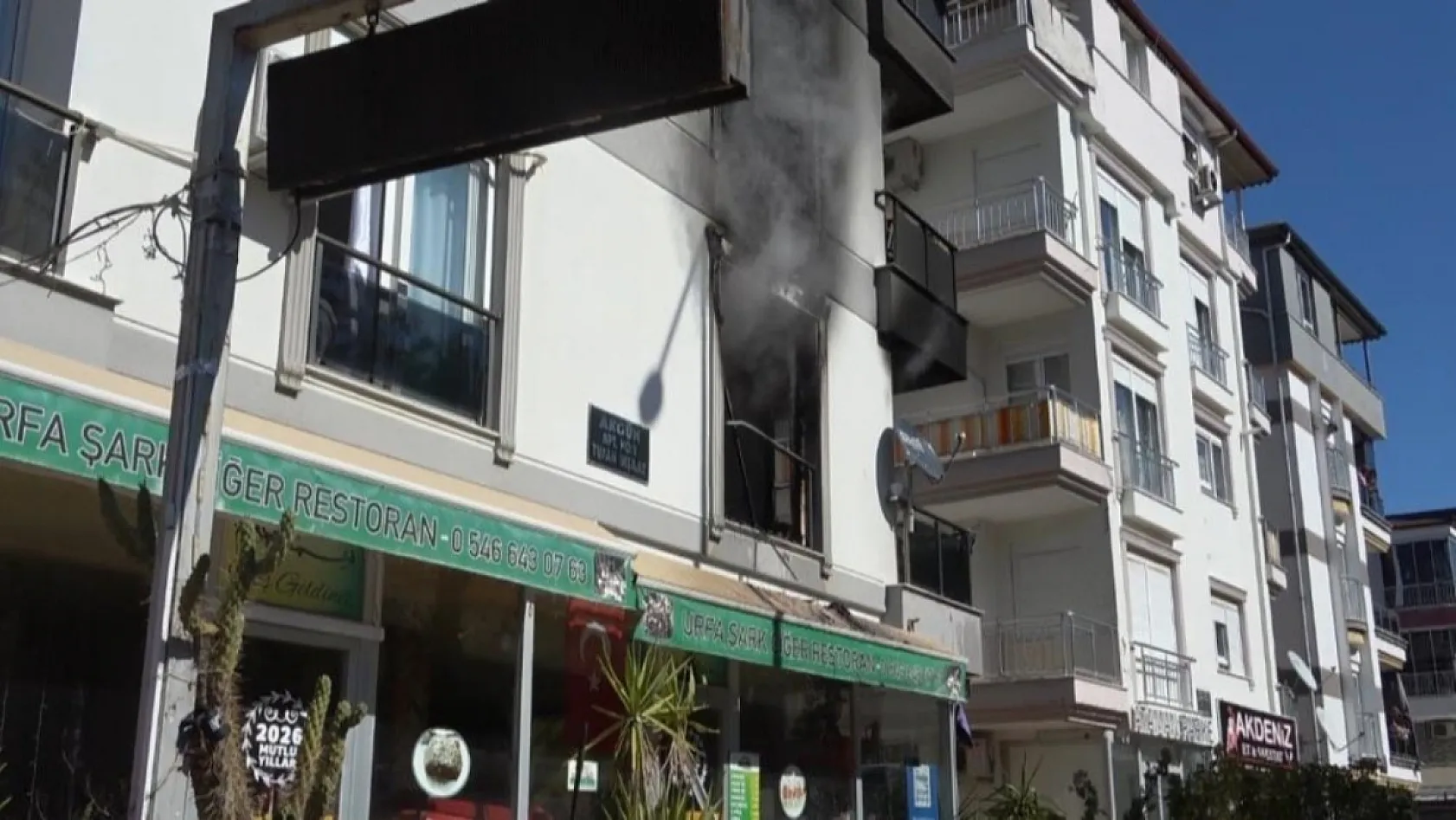 Antalya'da 4 katlı binada yangın paniği: 2'si çocuk 6 kişi dumandan etkilendi