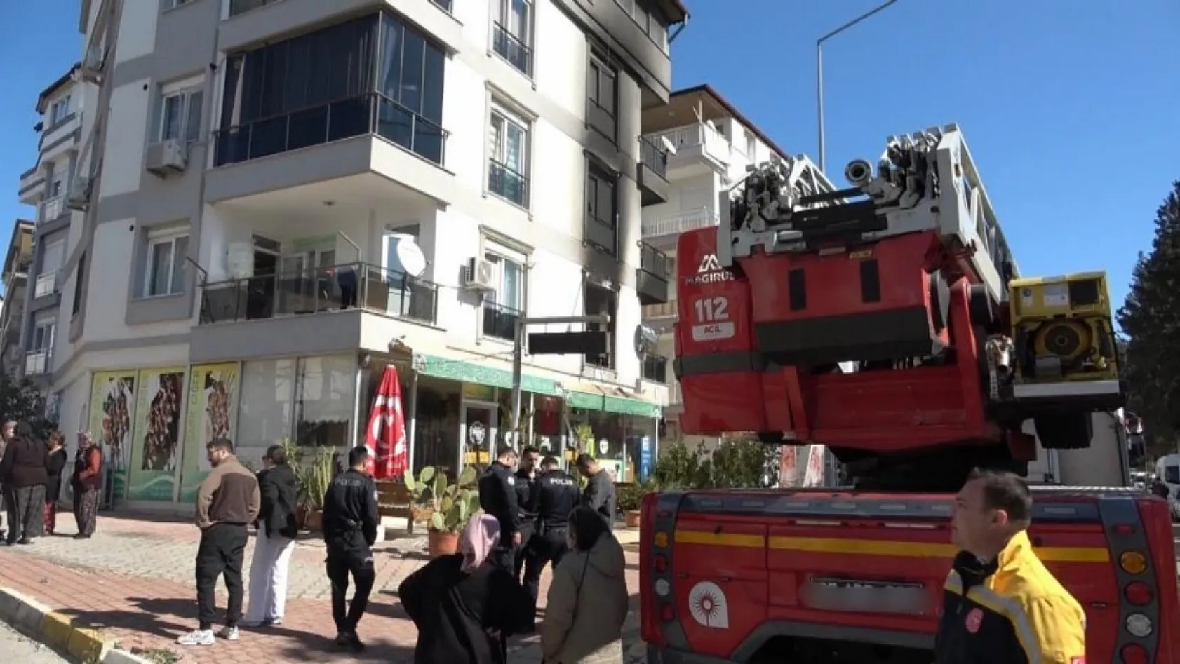 Antalya'da 4 katlı binada yangın paniği: 2'si çocuk 6 kişi dumandan etkilendi