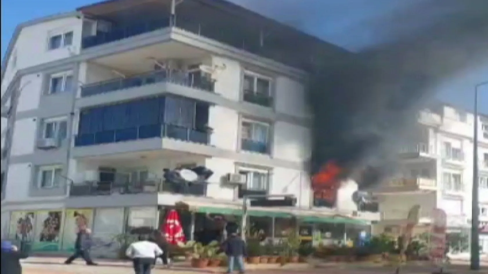 Antalya'da 4 katlı binada yangın paniği: 2'si çocuk 6 kişi dumandan etkilendi