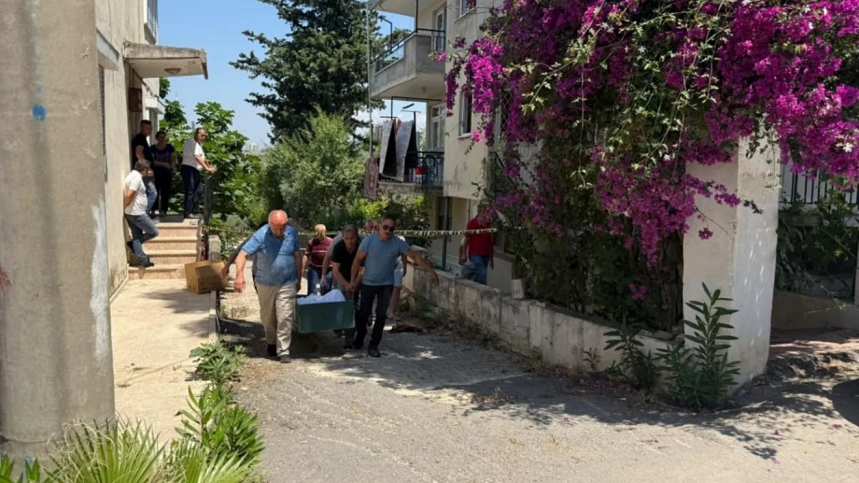 Antalya'da 41 yaşındaki adam evinin bahçesinde ölü bulundu