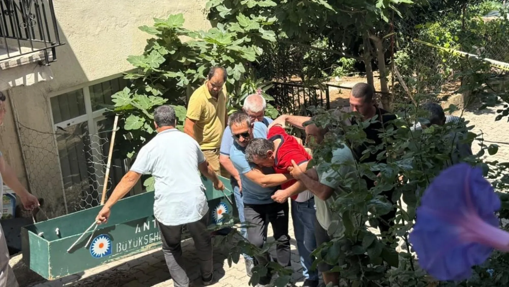 Antalya'da 41 yaşındaki adam evinin bahçesinde ölü bulundu