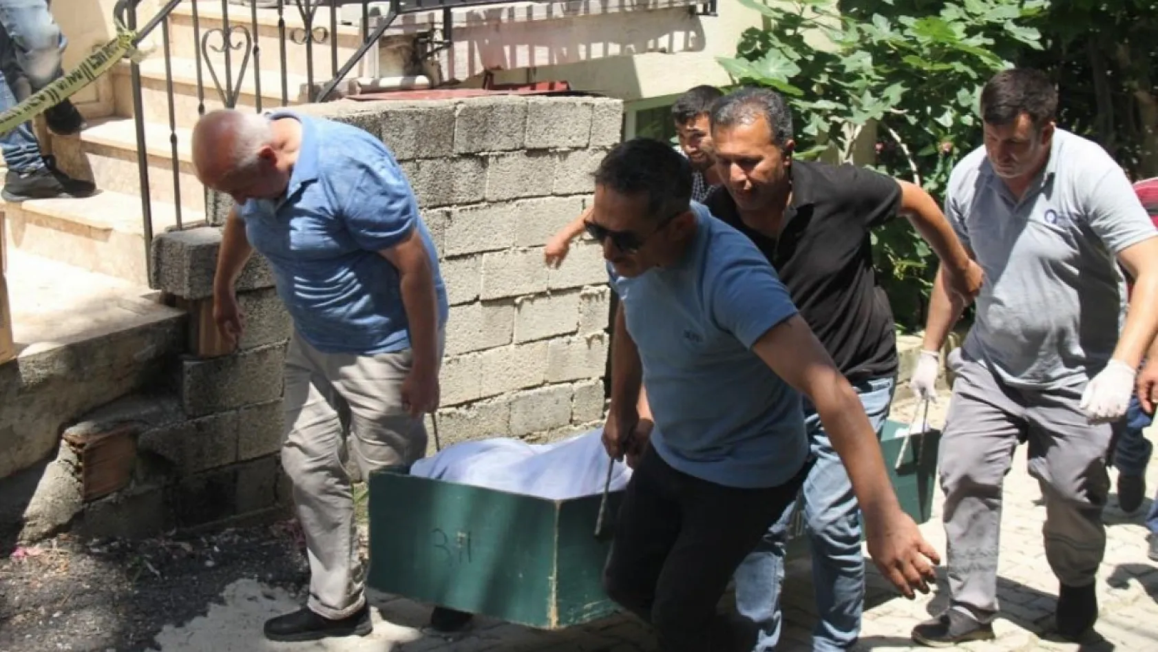 Antalya'da 41 yaşındaki adam evinin bahçesinde ölü bulundu