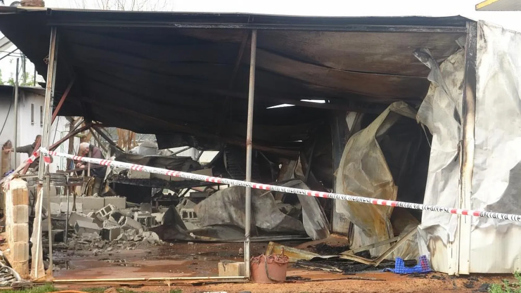 Antalya'da 5'i çocuk 6 kişinin öldüğü yangında sera sahibi tutuklandı