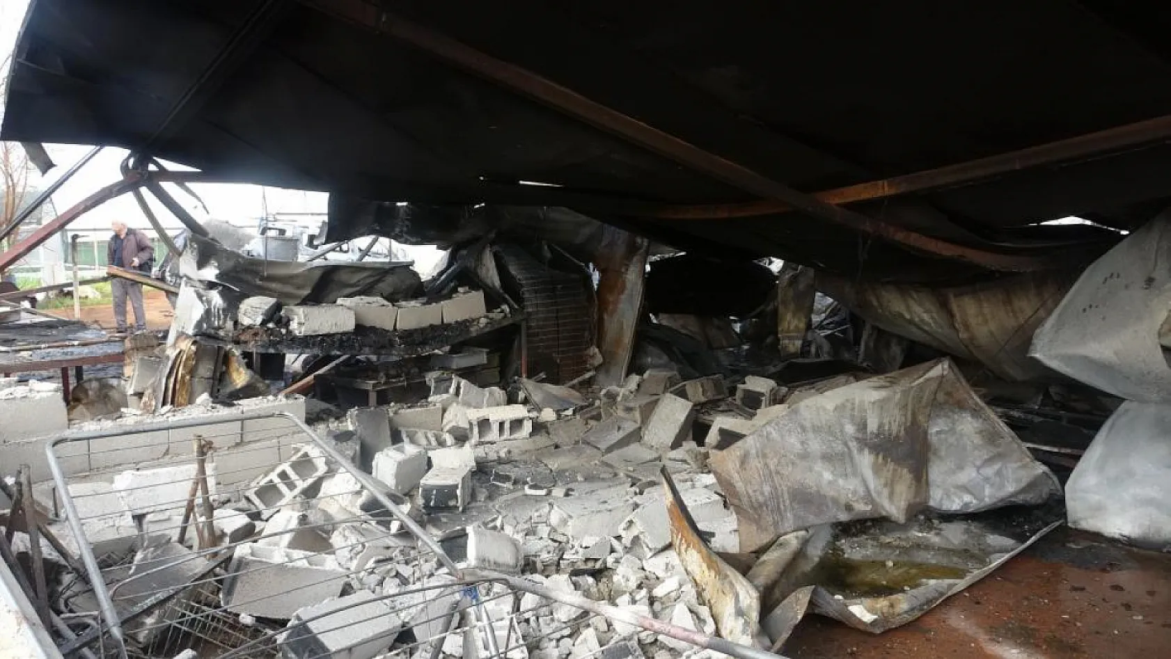 Antalya'da 5'i çocuk 6 kişinin öldüğü yangında sera sahibi tutuklandı