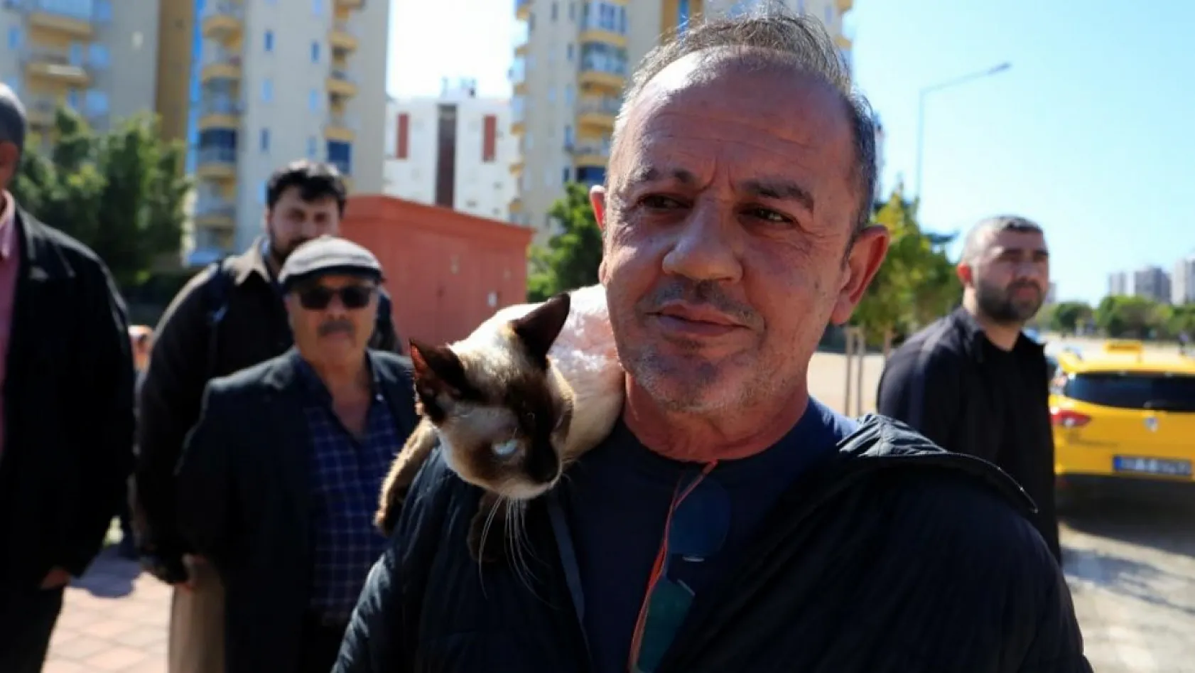 Antalya'da alev topuna dönen araçtan kedisiyle birlikte son anda çıktı: Sahibinin omuzundan bir an olsun ayrılmadı
