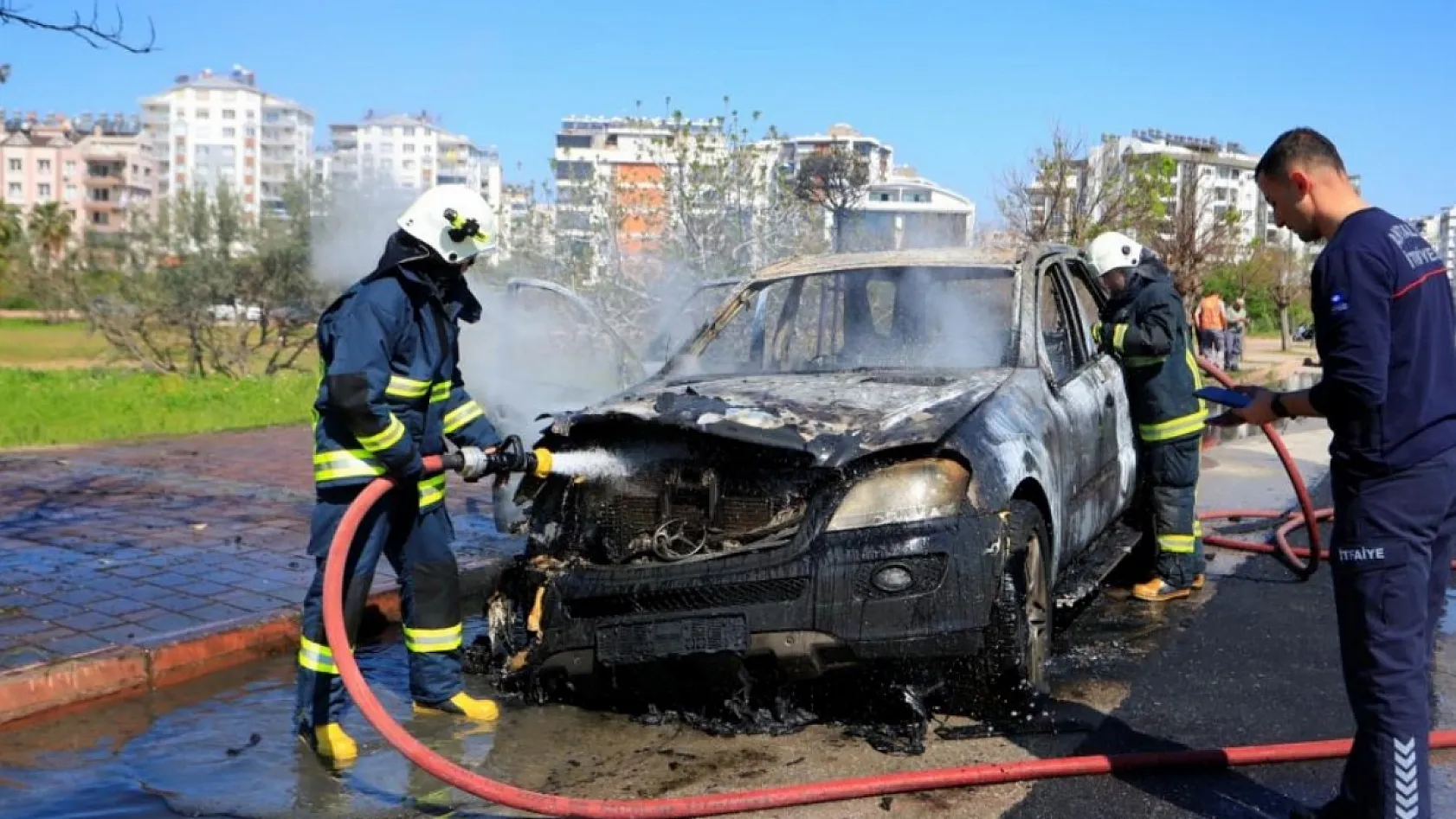 Antalya'da alev topuna dönen araçtan kedisiyle birlikte son anda çıktı: Sahibinin omuzundan bir an olsun ayrılmadı