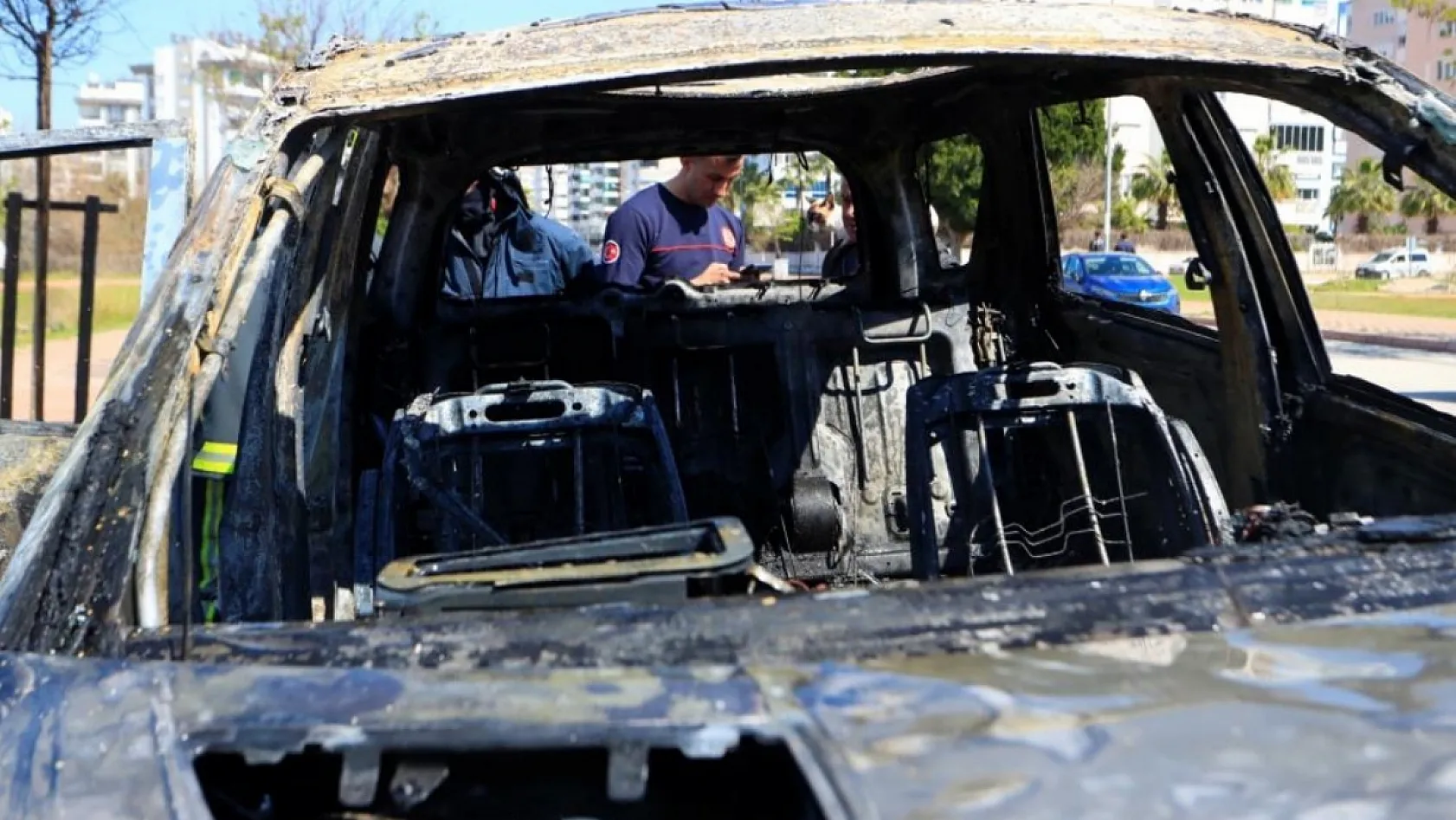 Antalya'da alev topuna dönen araçtan kedisiyle birlikte son anda çıktı: Sahibinin omuzundan bir an olsun ayrılmadı