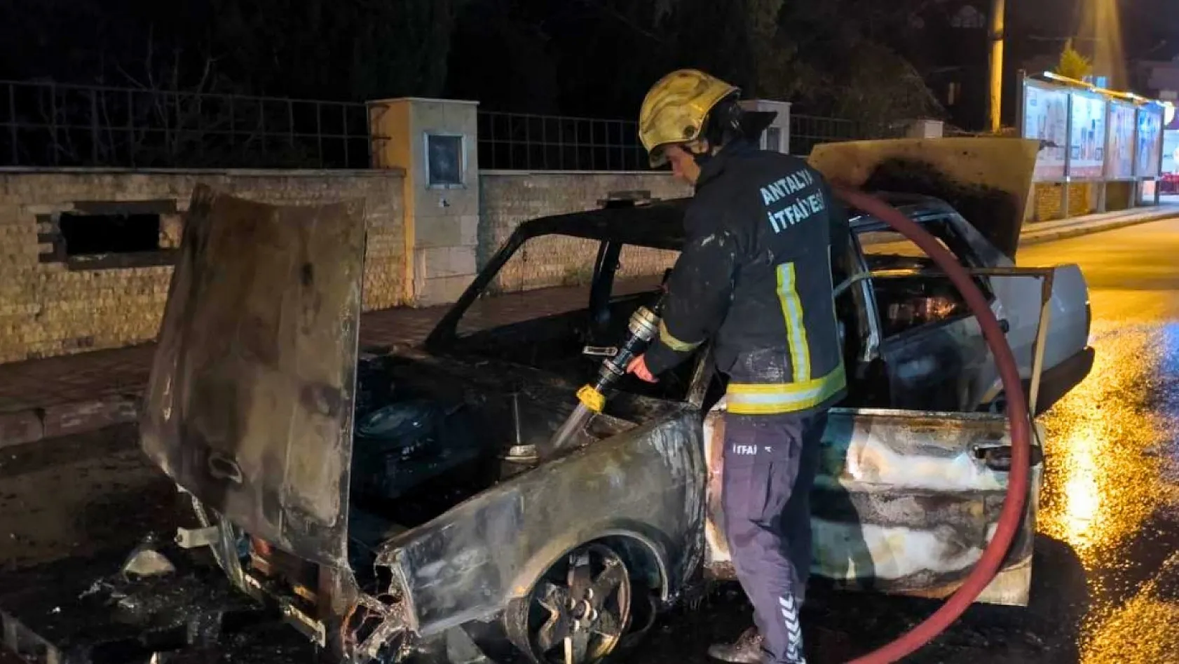 Antalya'da alev topuna dönen Tofaş'tan geriye demir yığını kaldı