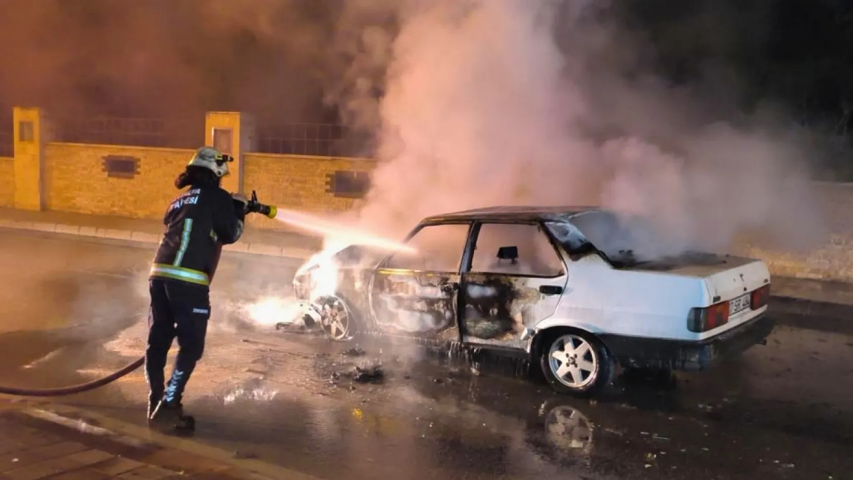 Antalya'da alev topuna dönen Tofaş'tan geriye demir yığını kaldı