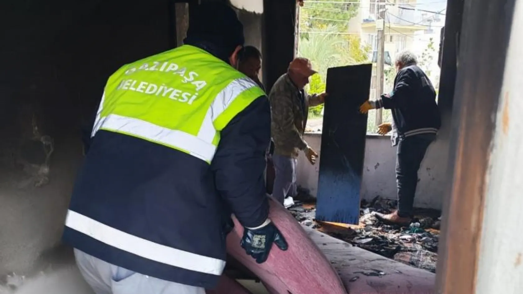 Antalya'da alevlerin küle çevirdiği evde Kur'an-ı Kerim zarar görmedi