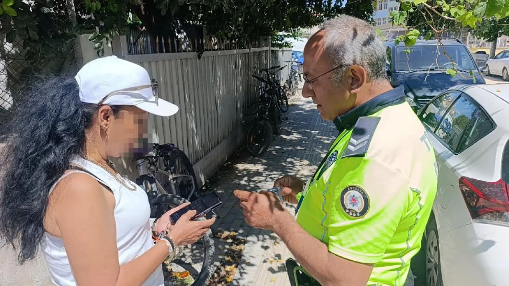 Antalya'da aracın camına 'Basın' yazdı, hakkında işlem yapıldı