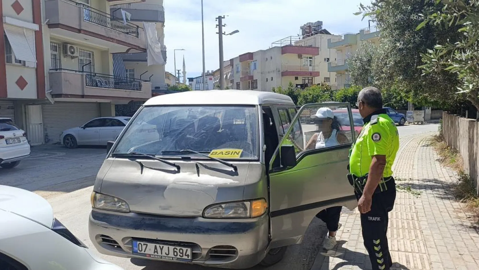 Antalya'da aracın camına 'Basın' yazdı, hakkında işlem yapıldı