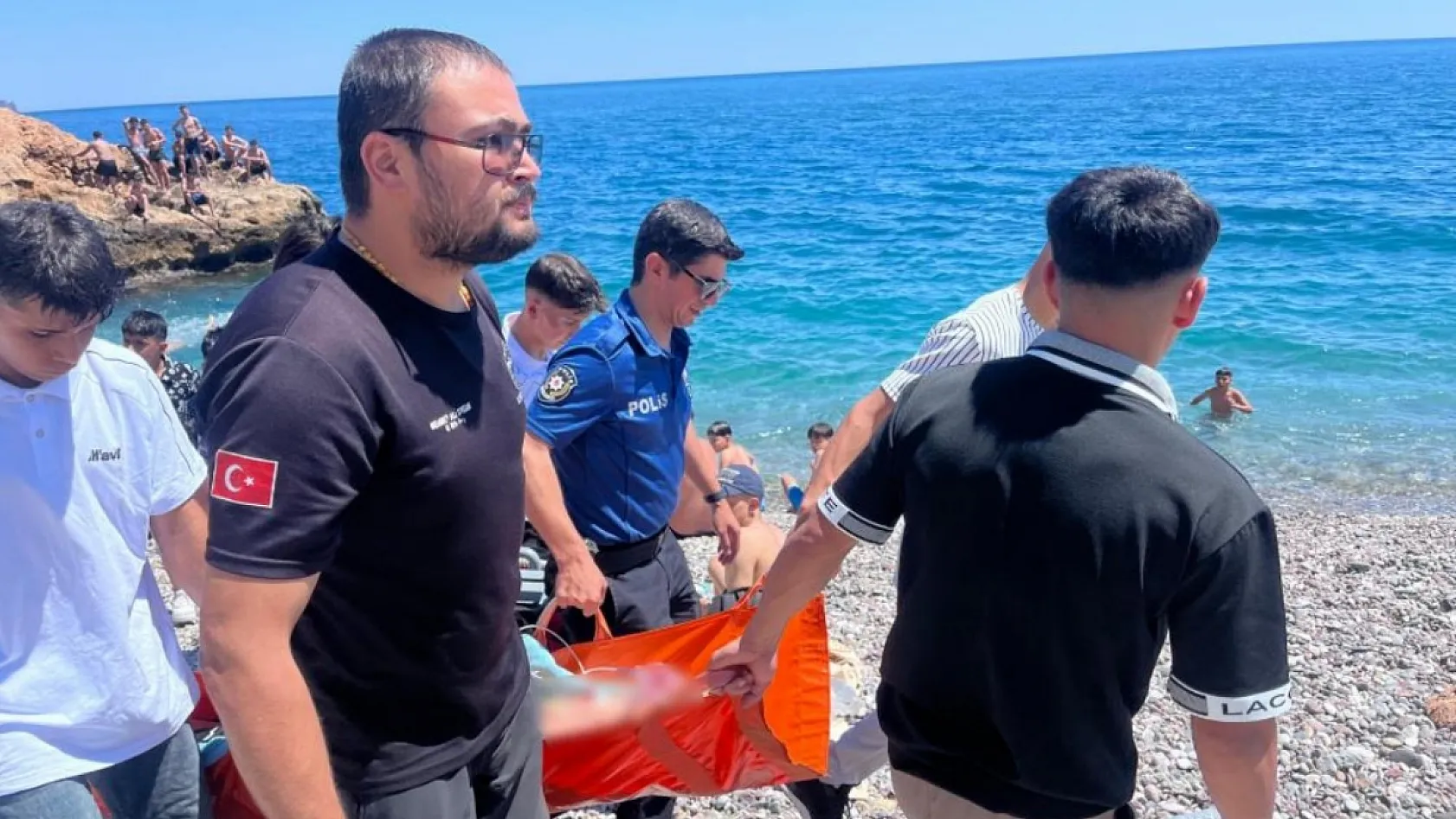 Antalya'da arkadaşını kurtarmak isterken boğulma tehlikesi geçiren çocuk hastanelik oldu