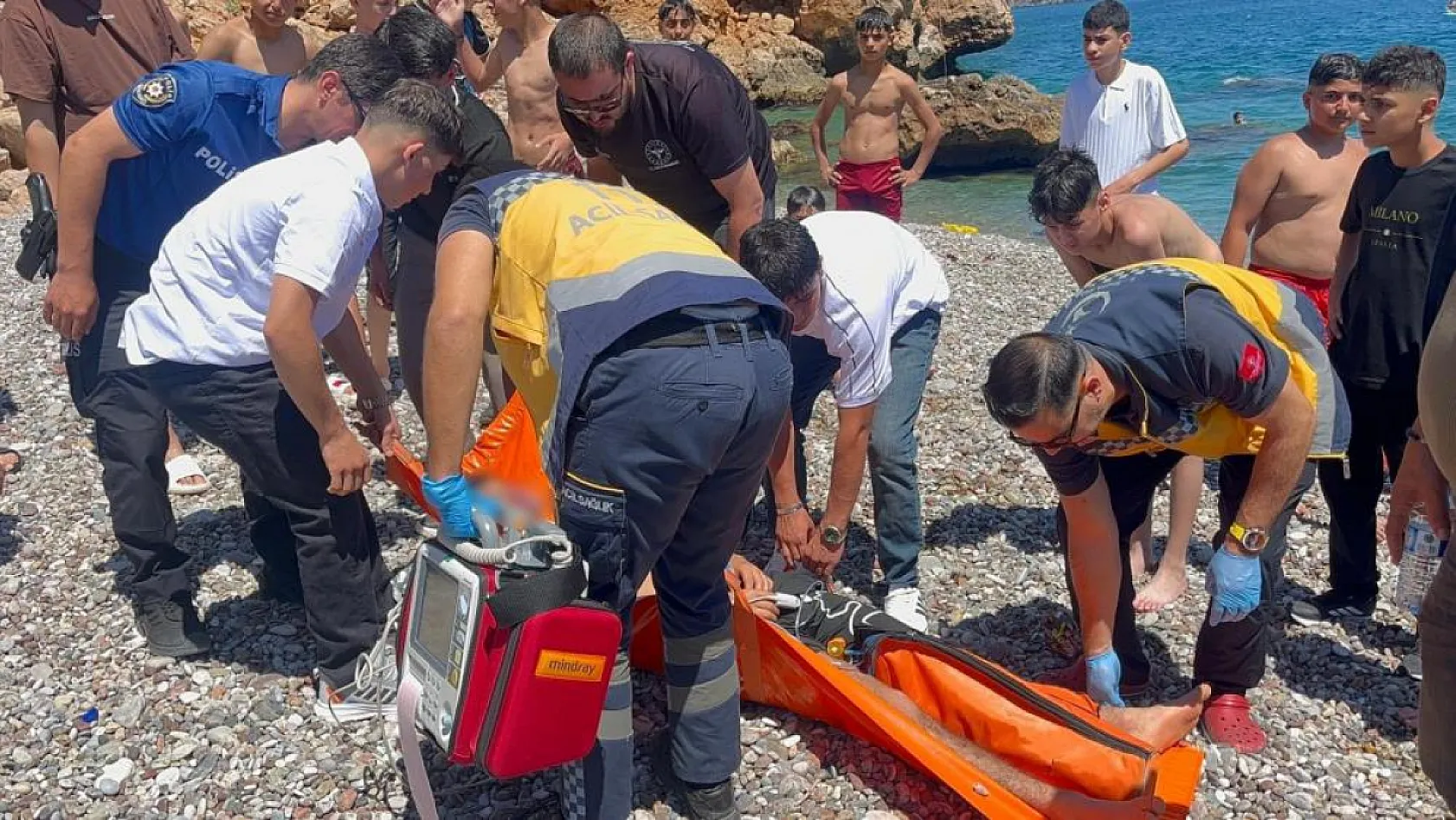 Antalya'da arkadaşını kurtarmak isterken boğulma tehlikesi geçiren çocuk hastanelik oldu