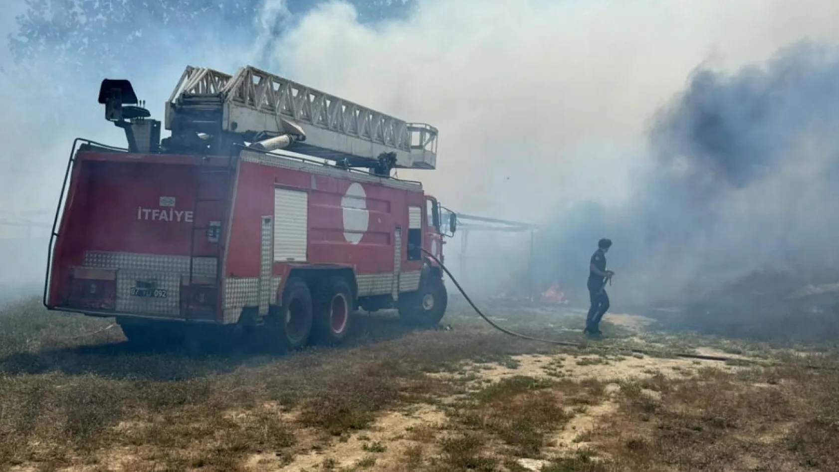 Antalya'da bahçe evinde ve ağılında yangın