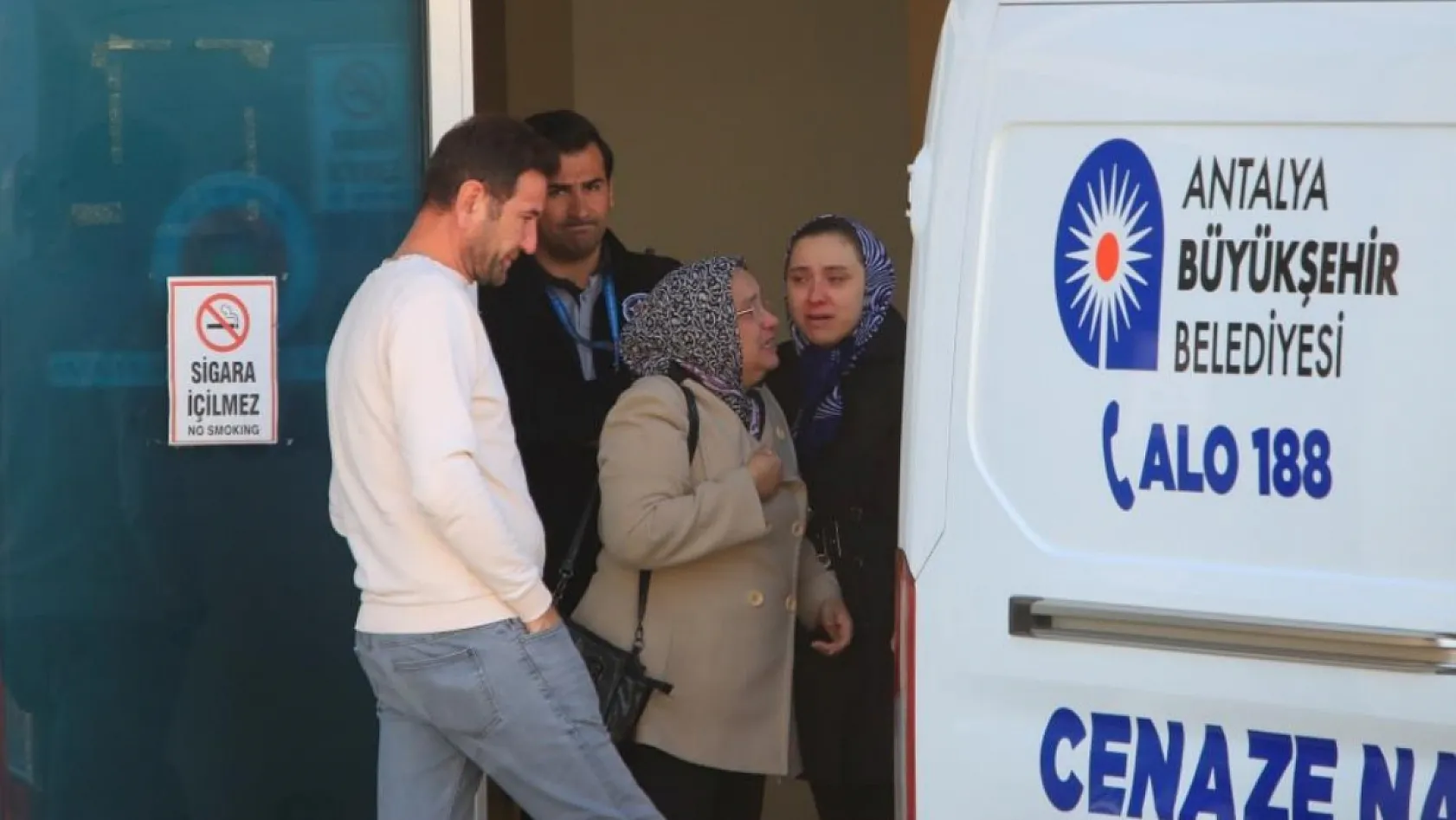 Antalya'da bariyerlere çarpan motosikletli hayatını kaybetti