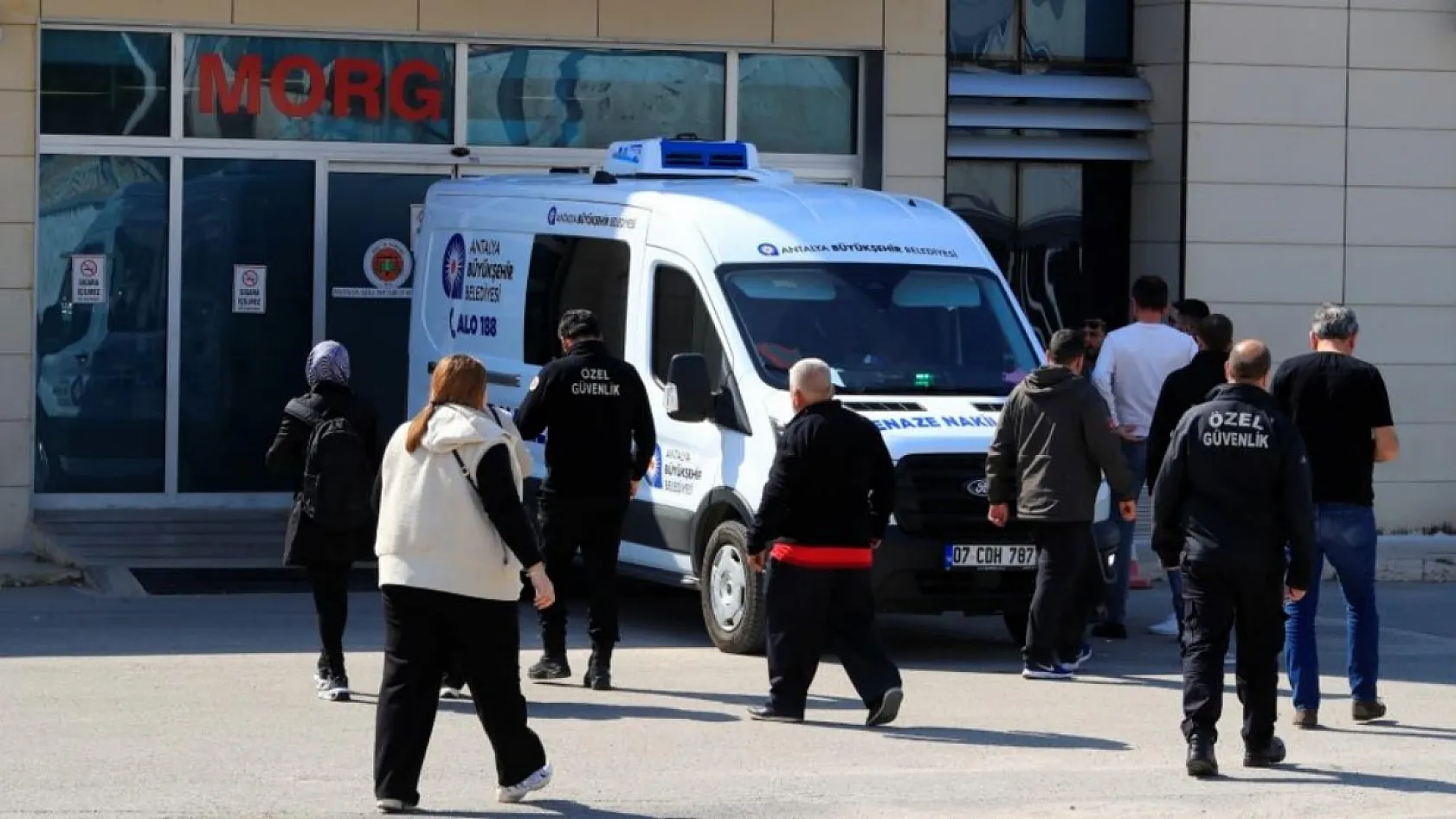 Antalya'da bariyerlere çarpan motosikletli hayatını kaybetti