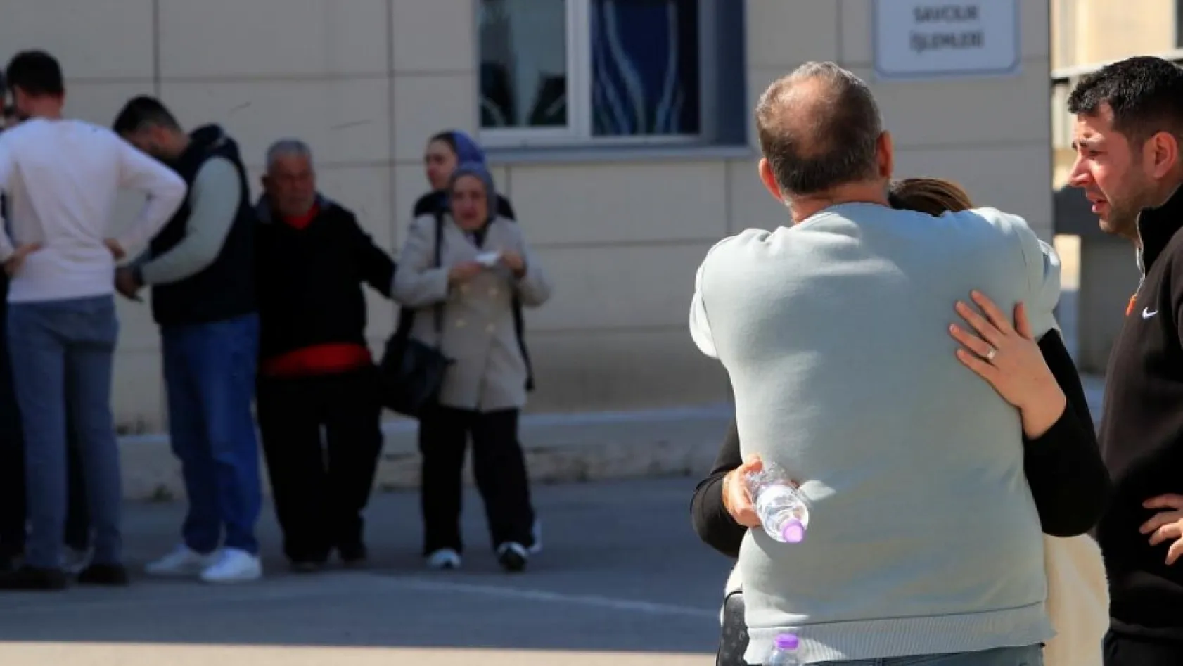 Antalya'da bariyerlere çarpan motosikletli hayatını kaybetti