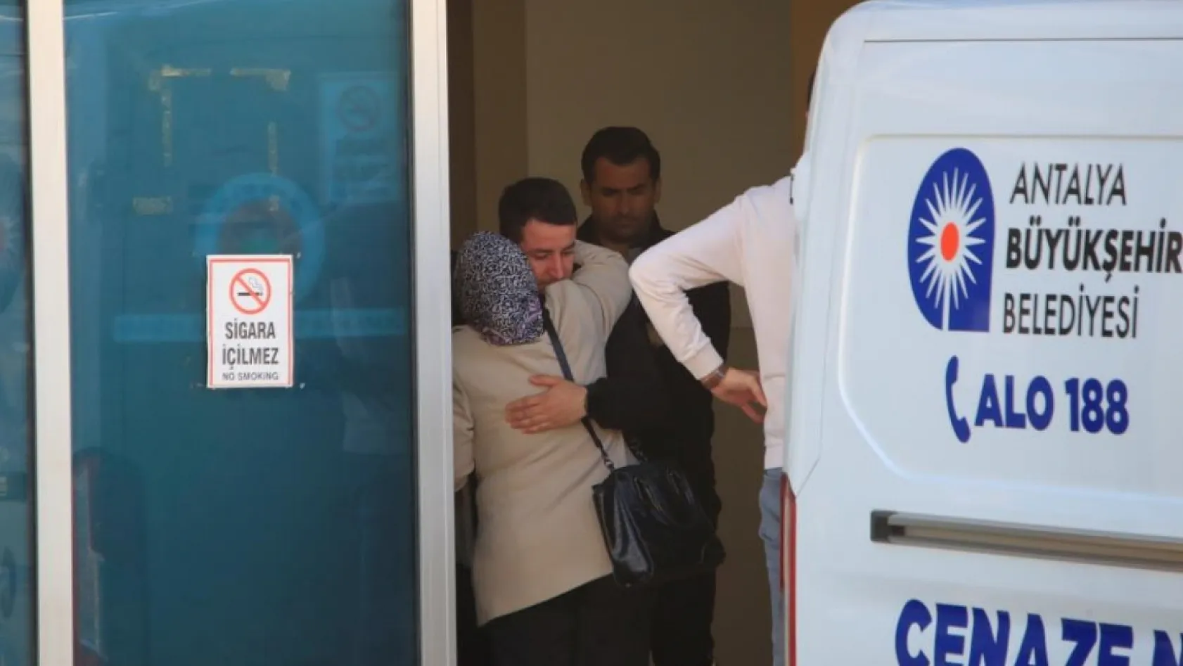 Antalya'da bariyerlere çarpan motosikletli hayatını kaybetti