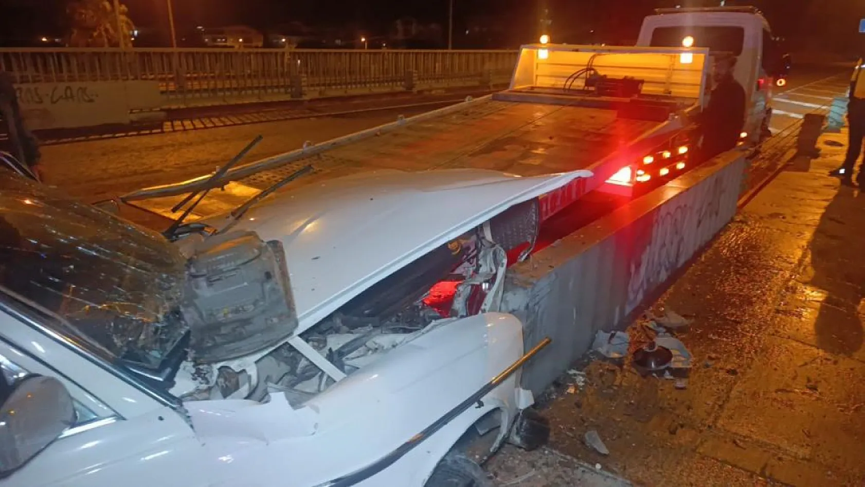 Antalya'da bariyerlere çarpan otomobil sürücüsü kazanın ardından firar etti