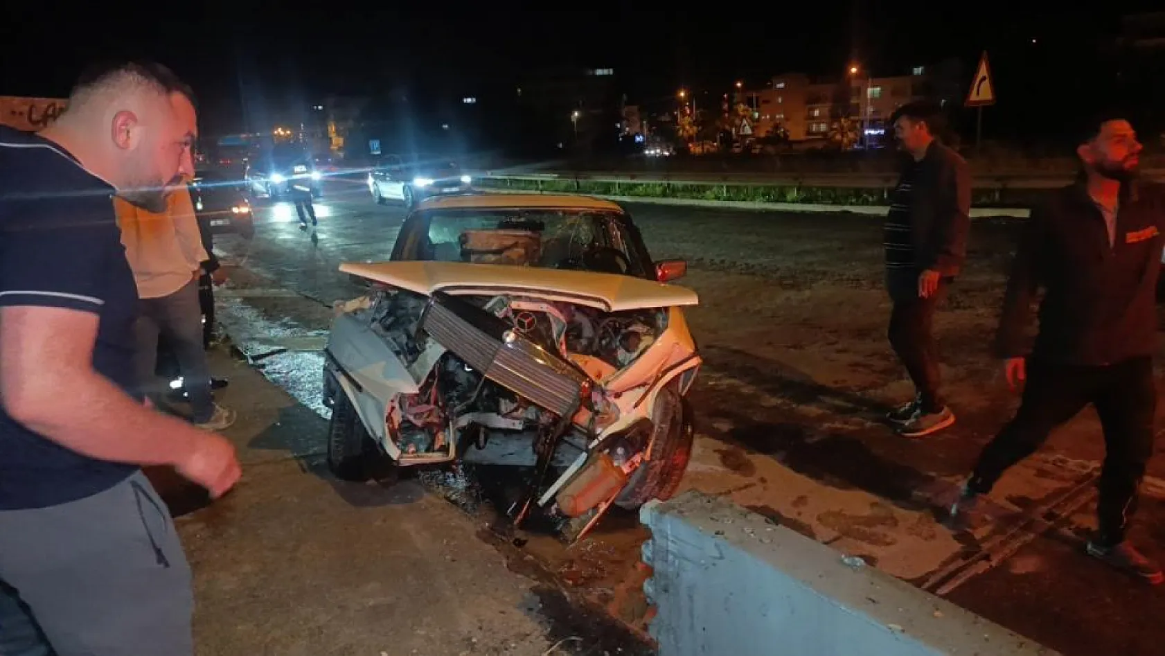 Antalya'da bariyerlere çarpan otomobil sürücüsü kazanın ardından firar etti