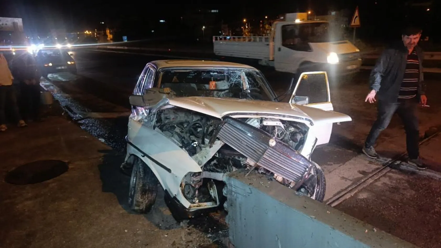 Antalya'da bariyerlere çarpan otomobil sürücüsü kazanın ardından firar etti