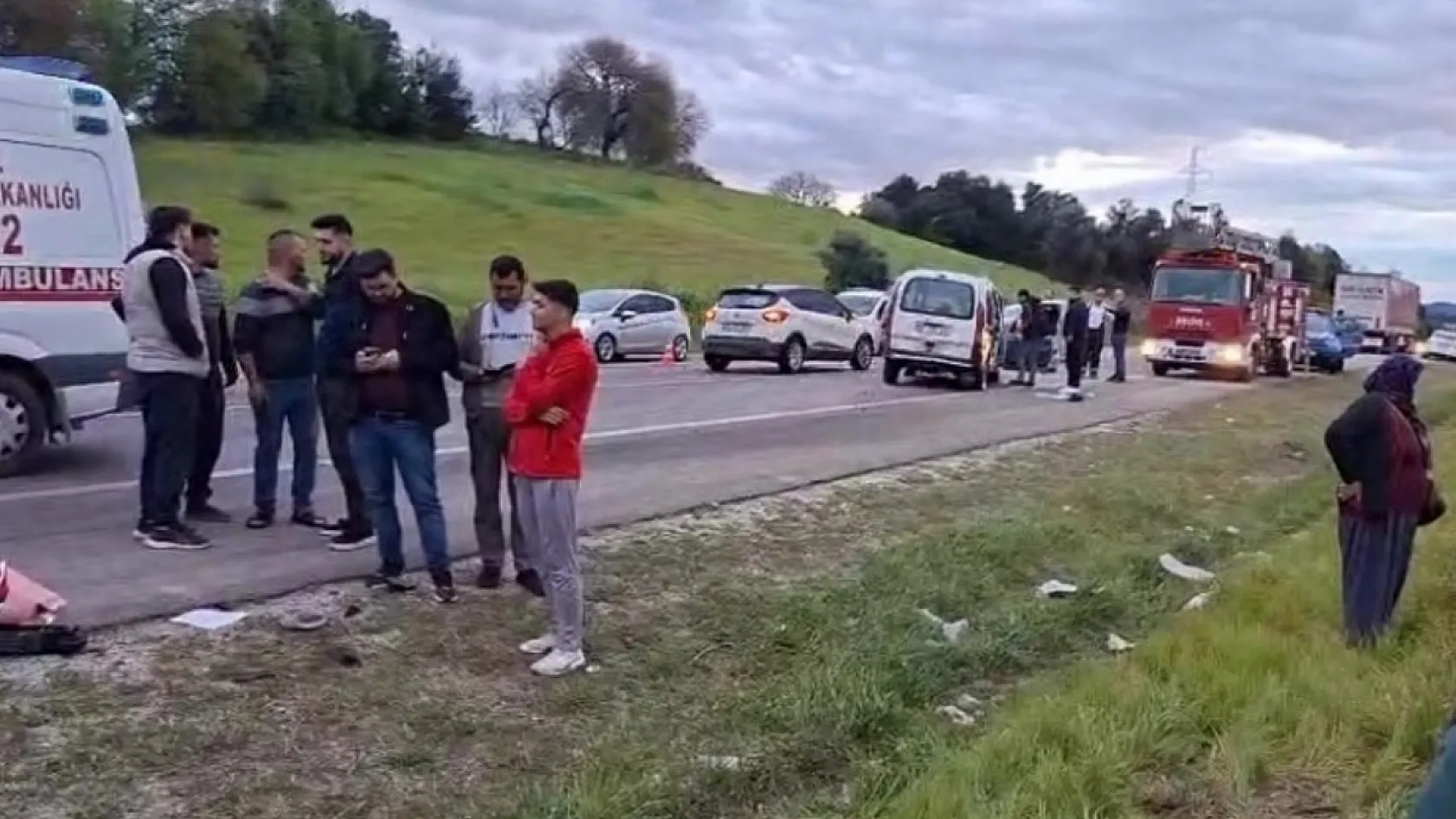 Antalya'da bayram yolunda feci kaza: Otomobiller kafa kafaya çarpıştı, 7 kişi yaralandı