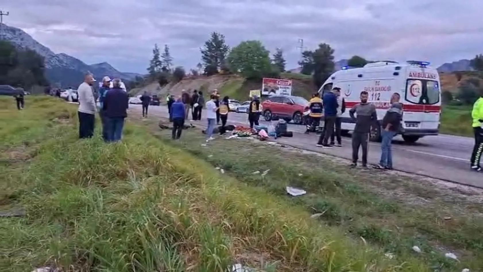 Antalya'da bayram yolunda feci kaza: Otomobiller kafa kafaya çarpıştı, 7 kişi yaralandı