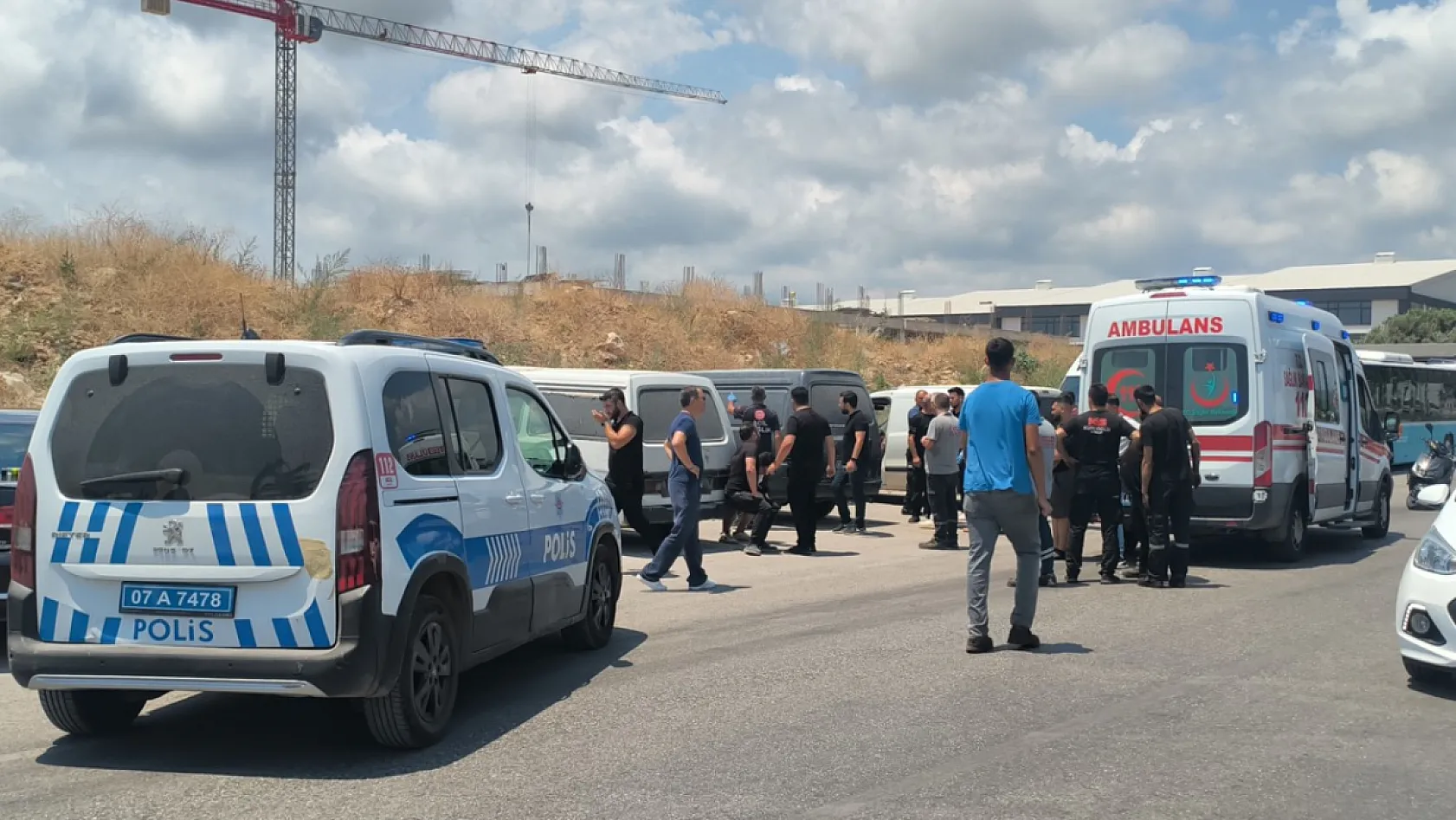 Antalya'da bir kişi araç içince ölü bulundu, yakınları sinir krizi geçirdi