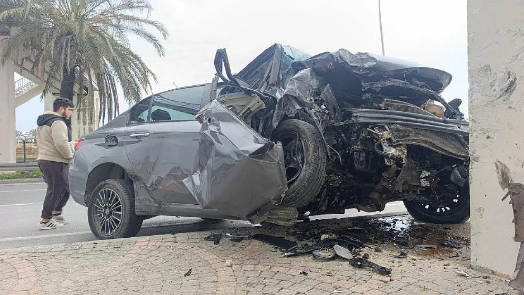 Antalya'da çarpışan iki araçtan biri üst geçidin ayaklarına çarptı: 1 ağır yaralı