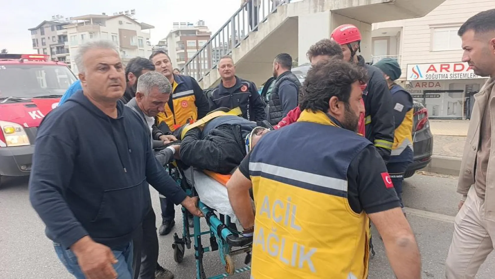 Antalya'da çarpışan iki araçtan biri üst geçidin ayaklarına çarptı: 1 ağır yaralı