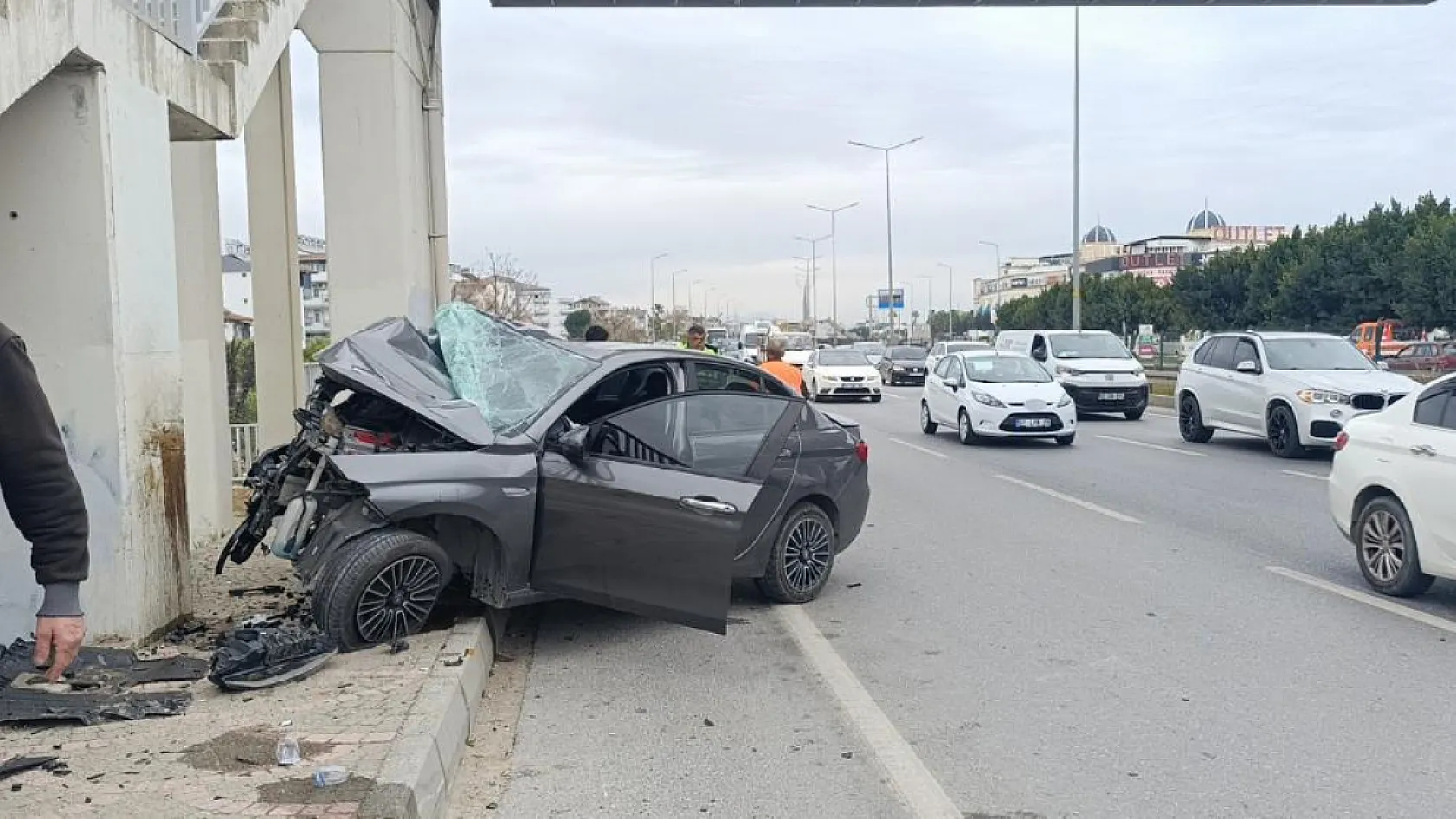 Antalya'da çarpışan iki araçtan biri üst geçidin ayaklarına çarptı: 1 ağır yaralı