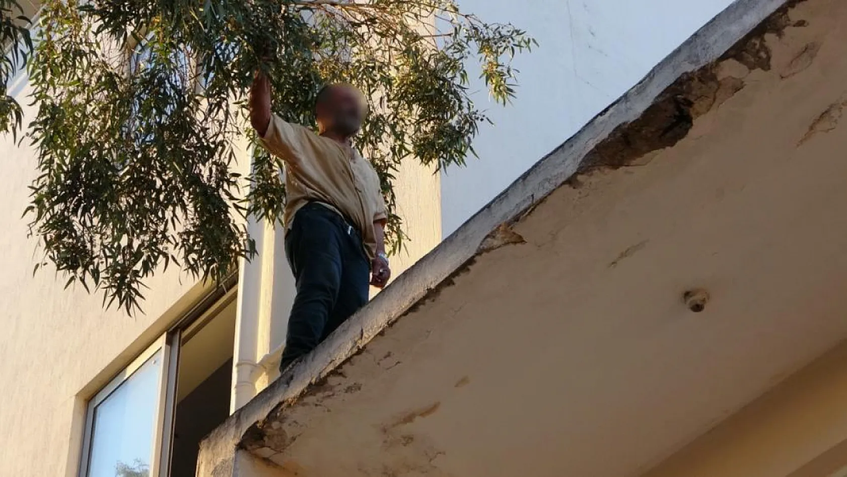 Antalya'da çatıya çıkıp üzerine benzin döktü gazeteci oyaladı polis yakaladı