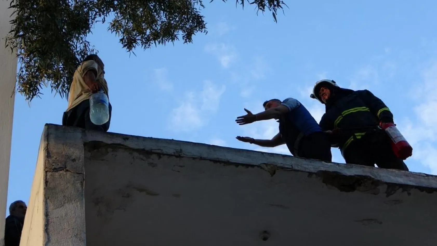 Antalya'da çatıya çıkıp üzerine benzin döktü gazeteci oyaladı polis yakaladı