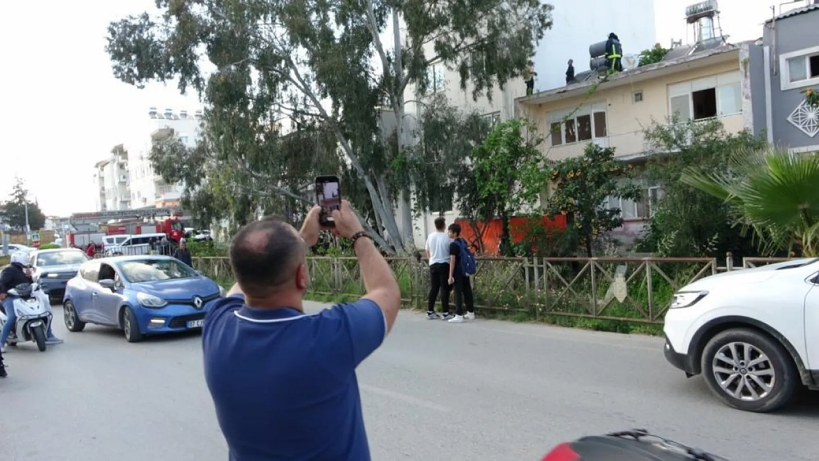 Antalya'da çatıya çıkıp üzerine benzin döktü gazeteci oyaladı polis yakaladı
