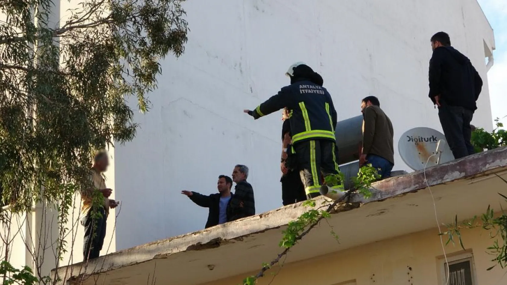 Antalya'da çatıya çıkıp üzerine benzin döktü gazeteci oyaladı polis yakaladı