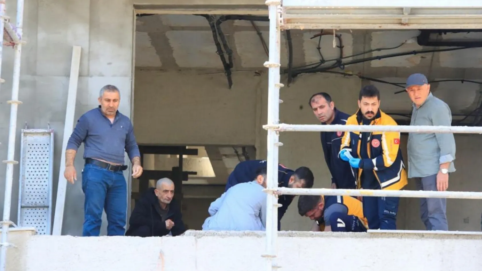 Antalya'da demir iskeleden düşen inşaat işçisi yaralandı