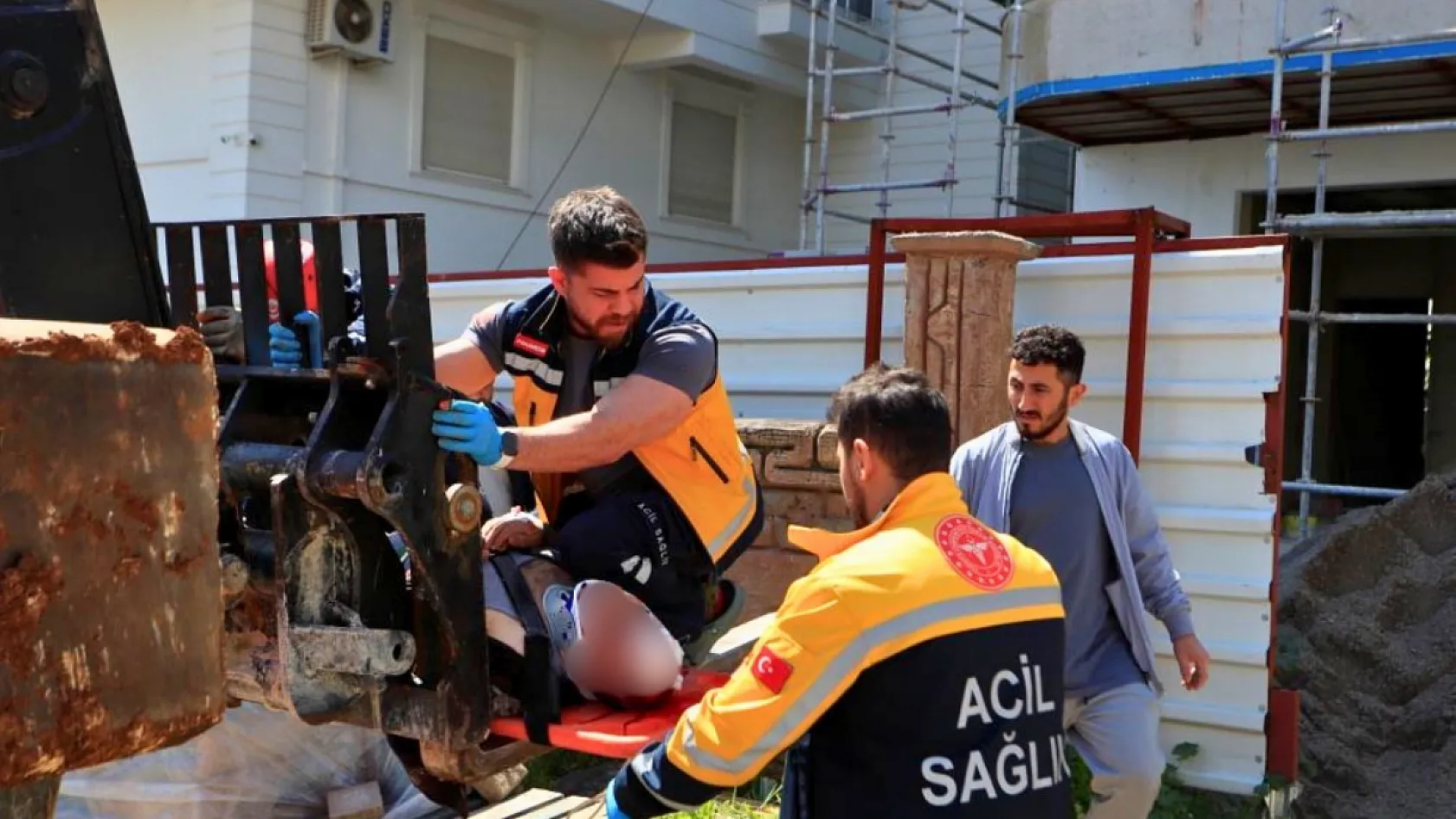 Antalya'da demir iskeleden düşen inşaat işçisi yaralandı